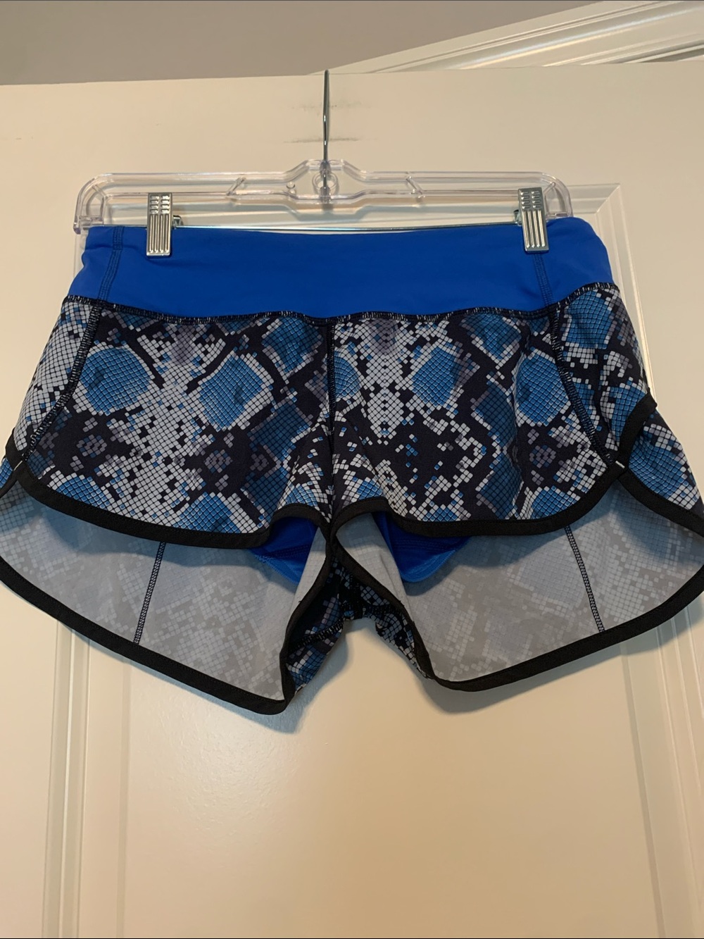 Lululemon Speed Up Shorts, Sz 4, 3in
Excellent Condition